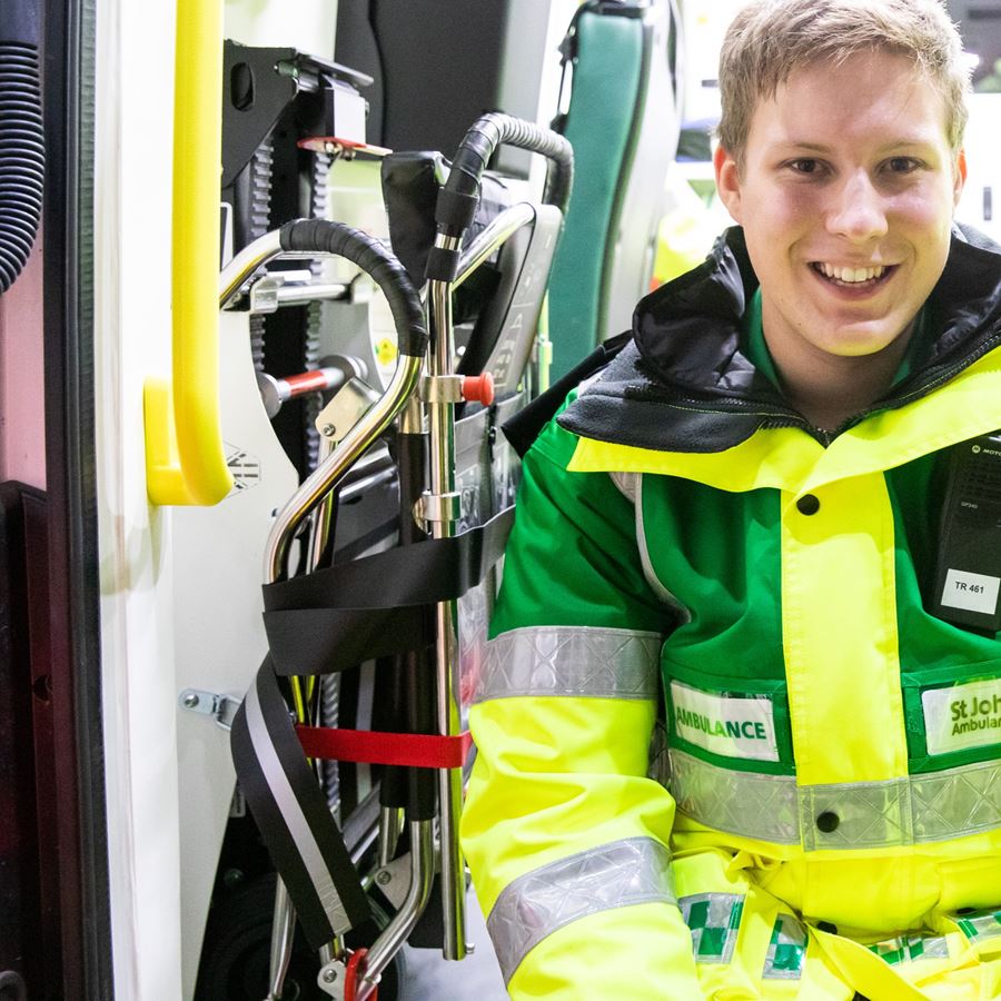 Medical-volunteer-first-aid-training-ambulance