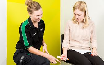 Delegate learning about how to use an auto-injector in an anaphylaxis first aid course. 